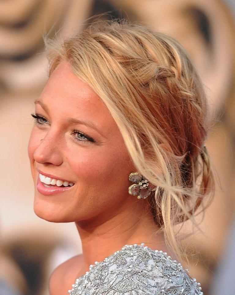 Updo cu panglică laterală cercei casual cool împletite blake plin de viață