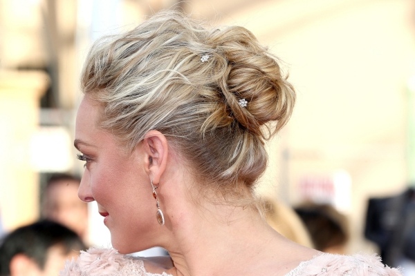 Cocul este alcătuit din bucle și este casual updo-hairstyle-do-yourself-blonde-hair