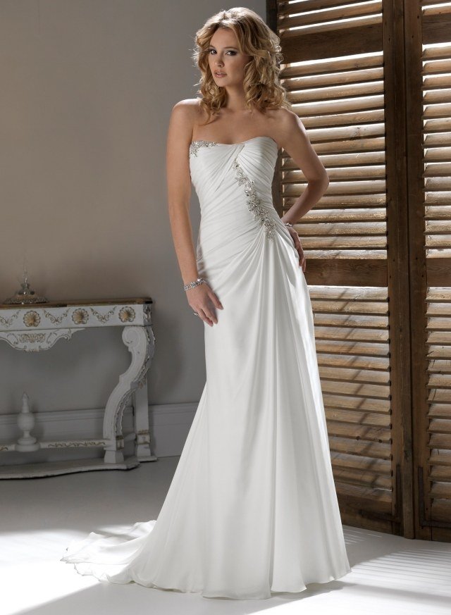 O rochie din satin cu decor asimetric și pietre prețioase rochie-de-mireasa-fara-bretele-idee-moda-nuntii