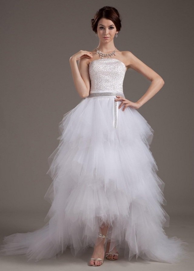 Bustier bogat decorat, fustă din tul, curea fusta-din-tul-rochie-de-mireasa foarte chic