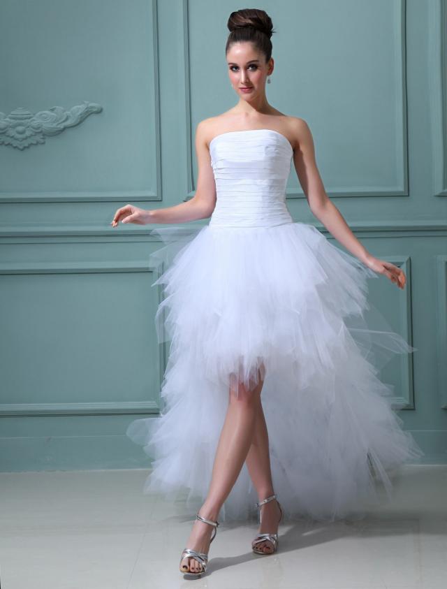 Ideea elegantă din tul cu o fustă asimetrică rochie-de-mireasa-moda-de-nunta-eleganta-fara-bretele