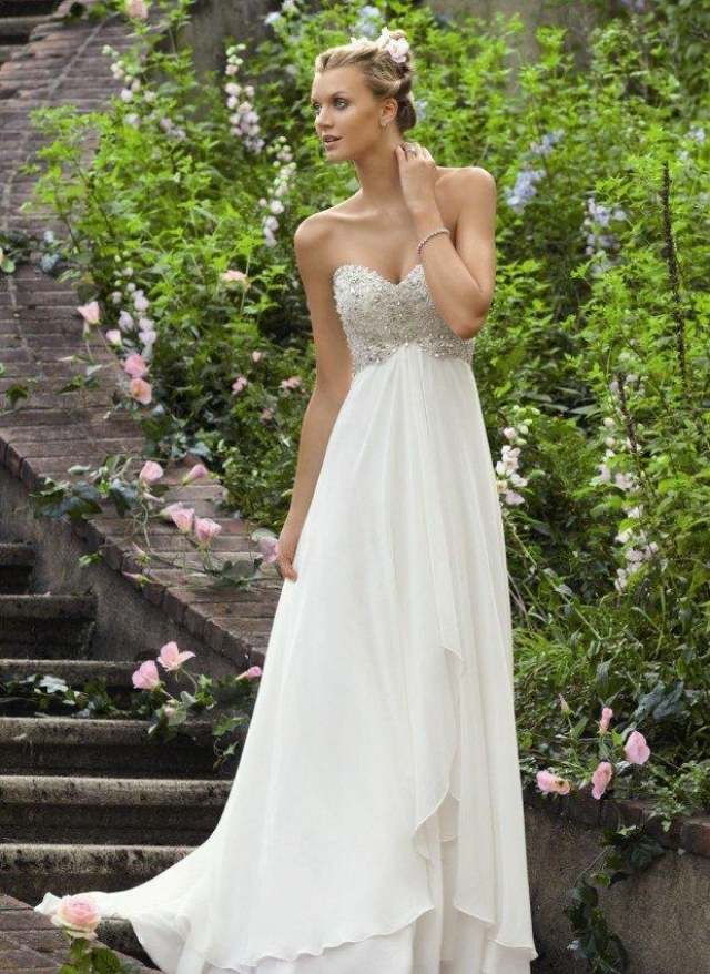 Aspect clasic, decolteu inimii, tren lung rochie-de-mireasa-nunta-eleganta-vara-20-idei