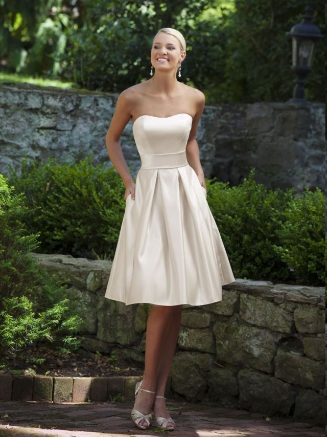 O rochie de mireasa scurta, cu decolteu inima rochie-mireasa-satin-minge-alb-mireasa