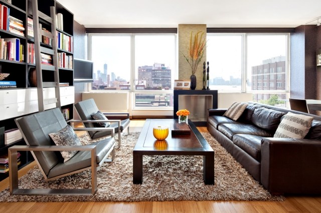 living modern parchet laminat covor shaggy canapea piele maro bibliotecă living modern parchet laminat covor shaggy canapea din piele maro