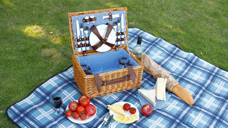 Idei de picnic -checklist-basket-set-pătură-vin-tacâmuri