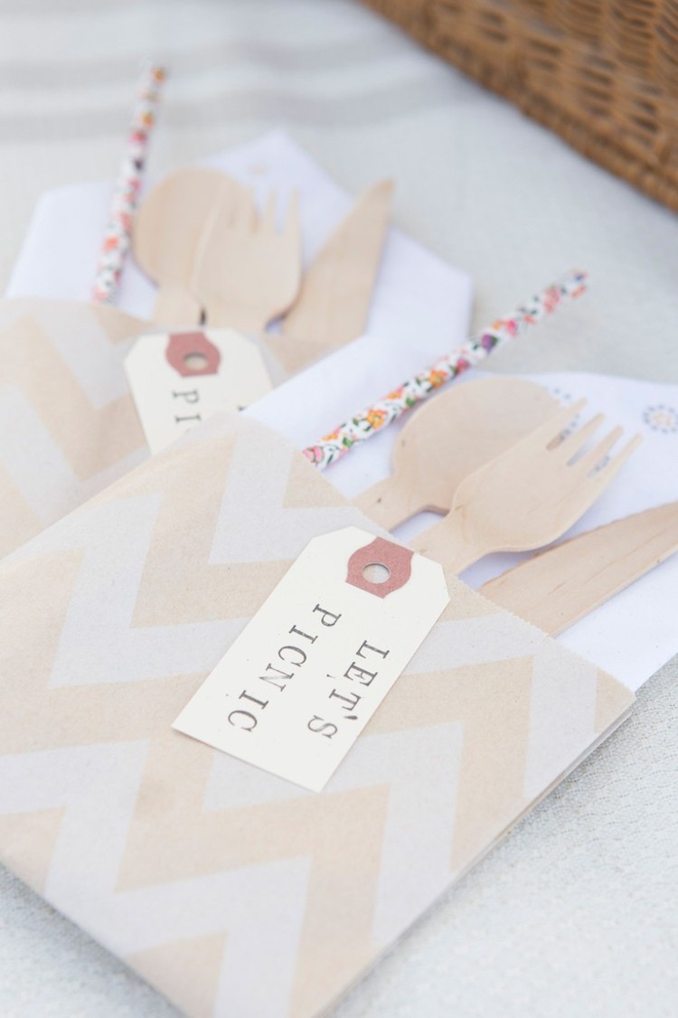 picnic-idei-listă de verificare-veselă de unică folosință-tacâmuri de unică folosință-lemn