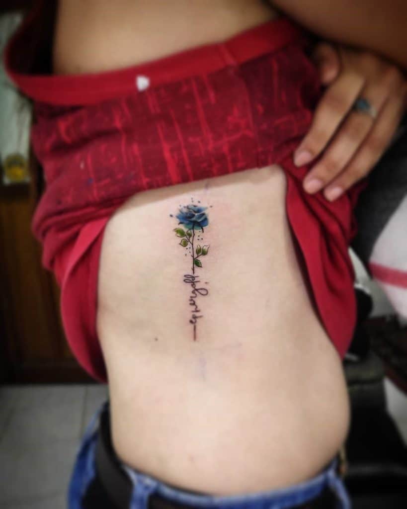 名前の意味を持つサイドピースのバラのタトゥー