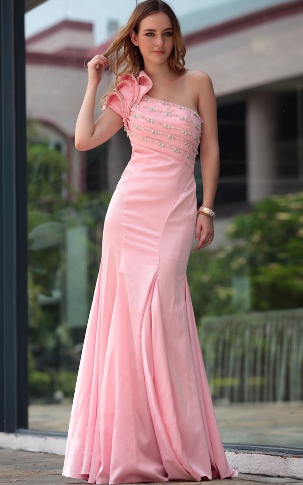 Rochie lunga foarte cocheta cu draperii din stofa pe umar rochie-roz-chic-mireasa-fata-nunta