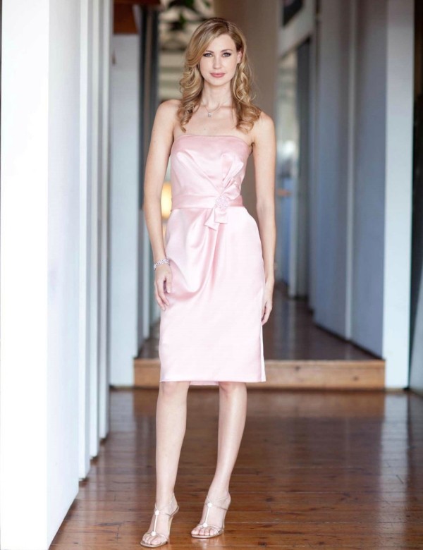 Lungimea este deasupra genunchilor, croiala eleganta rochie-roz-mireasa-fecioara-invitati-nunta