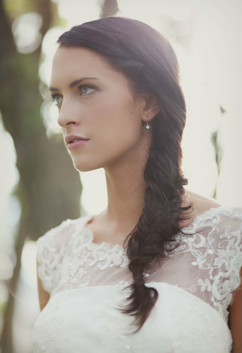 coafura mireasa casual impletitura romantica lateral rochie de mireasa dantela