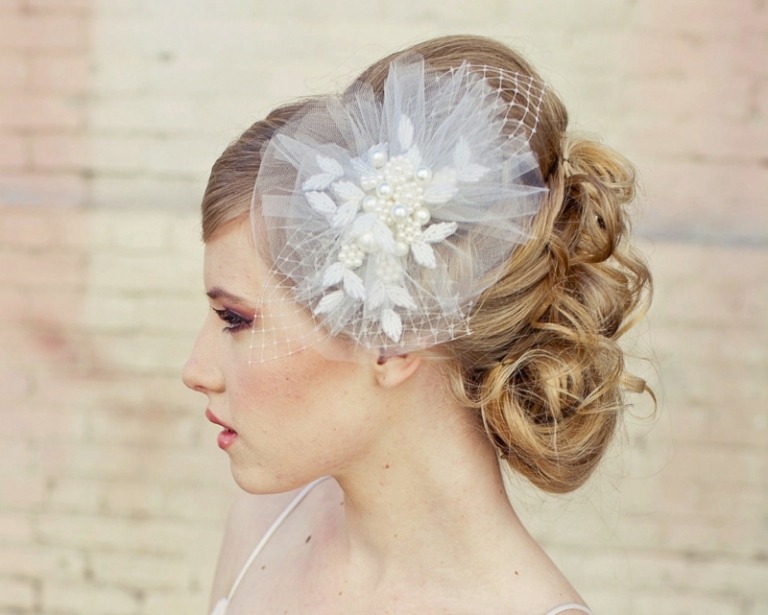 mireasa coafura updo accesorii par alb net elegant
