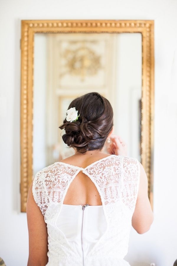 elegant-mireasa-coafura-oglinda-spate-poza