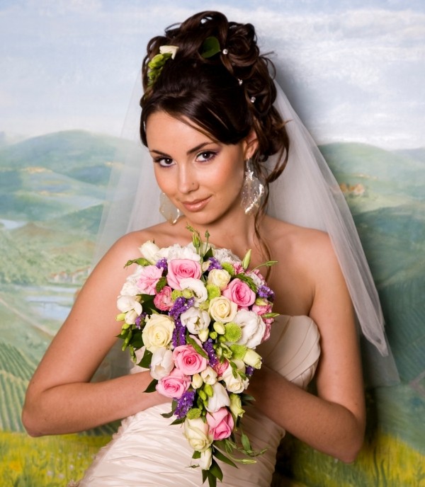 idei-coafura-mireasa-chic-flori-de-vara