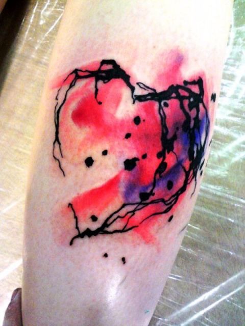 Tatuagem de Coração em Aquarela Abstrata