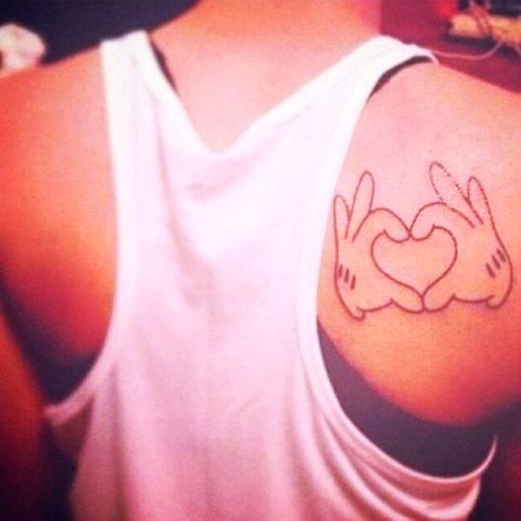 Luvas do Mickey Mouse fazem uma tatuagem de amor