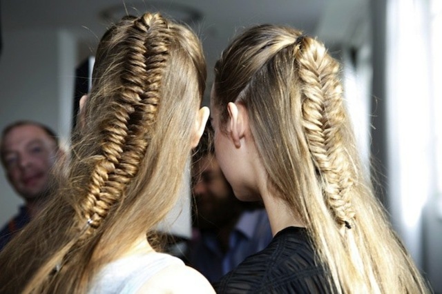 Coafurile împletite de iarnă arată practic dezinvolt de tinere Părul de lungime medie arată practic tânăr iarna