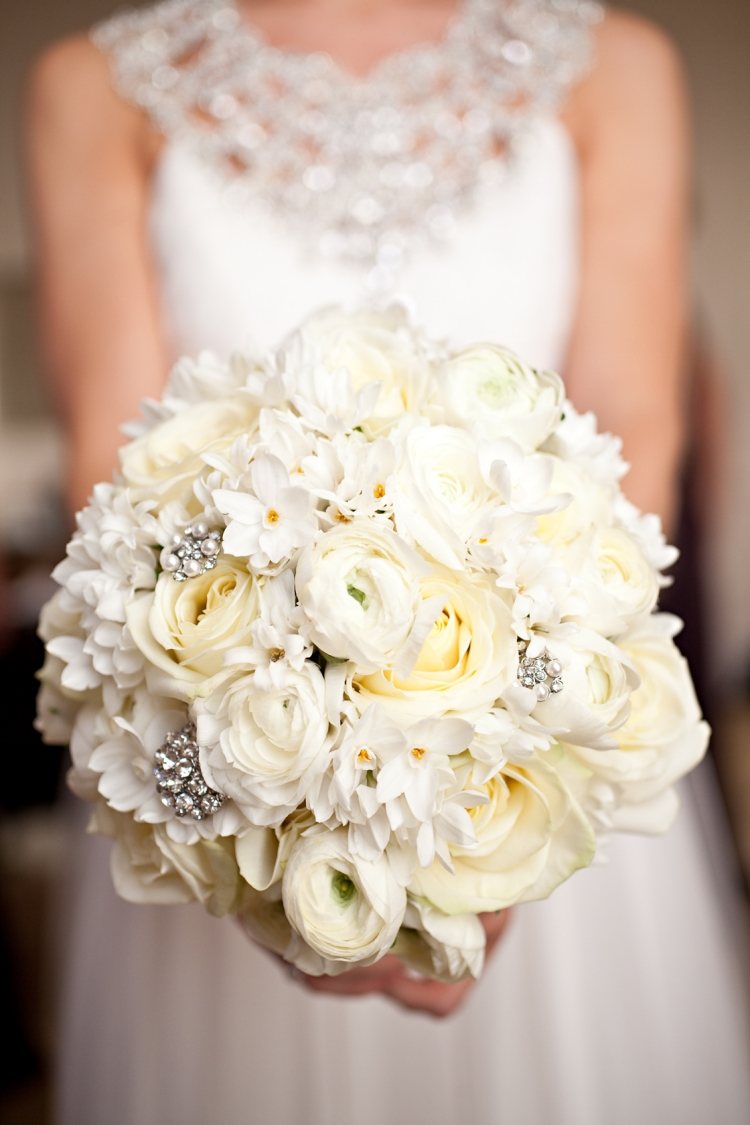 Magnifice buchete de mireasa realizate din flori albe proaspete si decorate cu cristale buchet-mireasa-mireasa-nunta-iarna-alb-galben-bijuterii-broesche