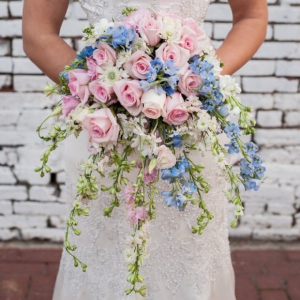 Un buchet de flori albastre și roz roz-albastru-idee-design-buchet-mireasa