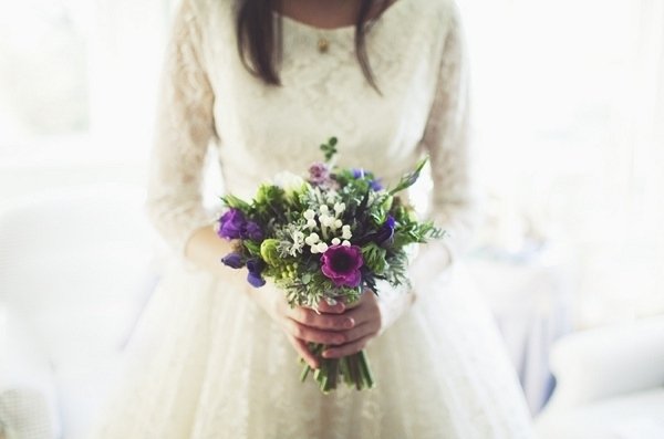 Combinație delicată care seamănă cu florile de câmp 23-idei-iarna-buchet-mireasa-mireasa
