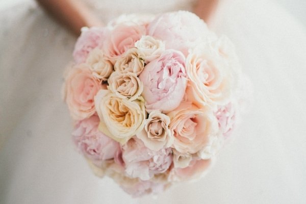 Buchet de mireasă pastelat de trandafiri și bujori 23-buchete-flori-iarna-nunta-roz
