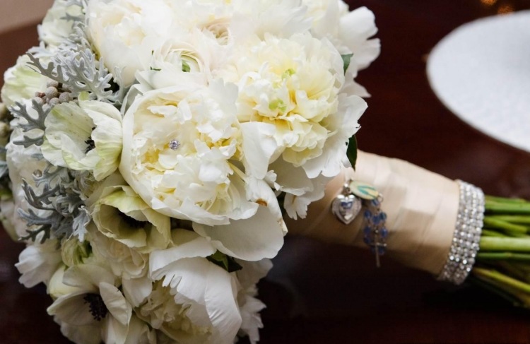 Buchet de nuntă din flori albe și gălbui decorate cu cristale buchet-mireasa-mireasa-nunta-idei-iarna-trandafiri-albi-decoratiuni-florale-artificiale