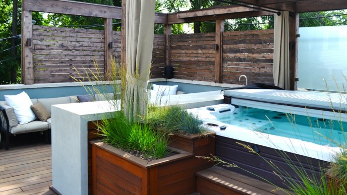 un jacuzzi pe terasă și finisaj din lemn pe pereți și podea cu-jacuzzi-pe-acoperis