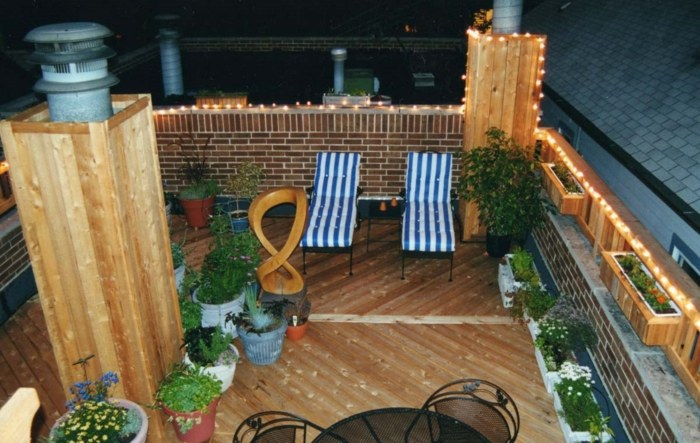 colț confortabil cu șezlonguri și ghivece de flori tapițate Masa-si-scaune-metalice-cu-podea-din-lemn-si-scaune-cu-tapiterie