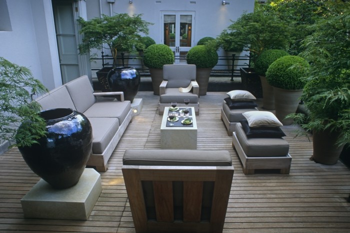 tapițerie gri și mobilier din lemn pe acoperiș Grădină-terasă-pe-acoperiș