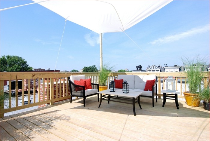 cu podele din lemn și mobilier frumos pe acoperiș cu-umbrela-si-metal-mobilier