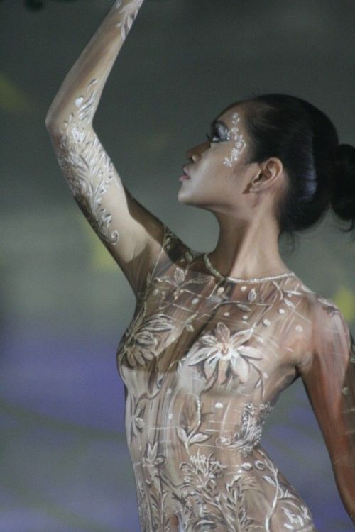 modelis kūno tapybos šou