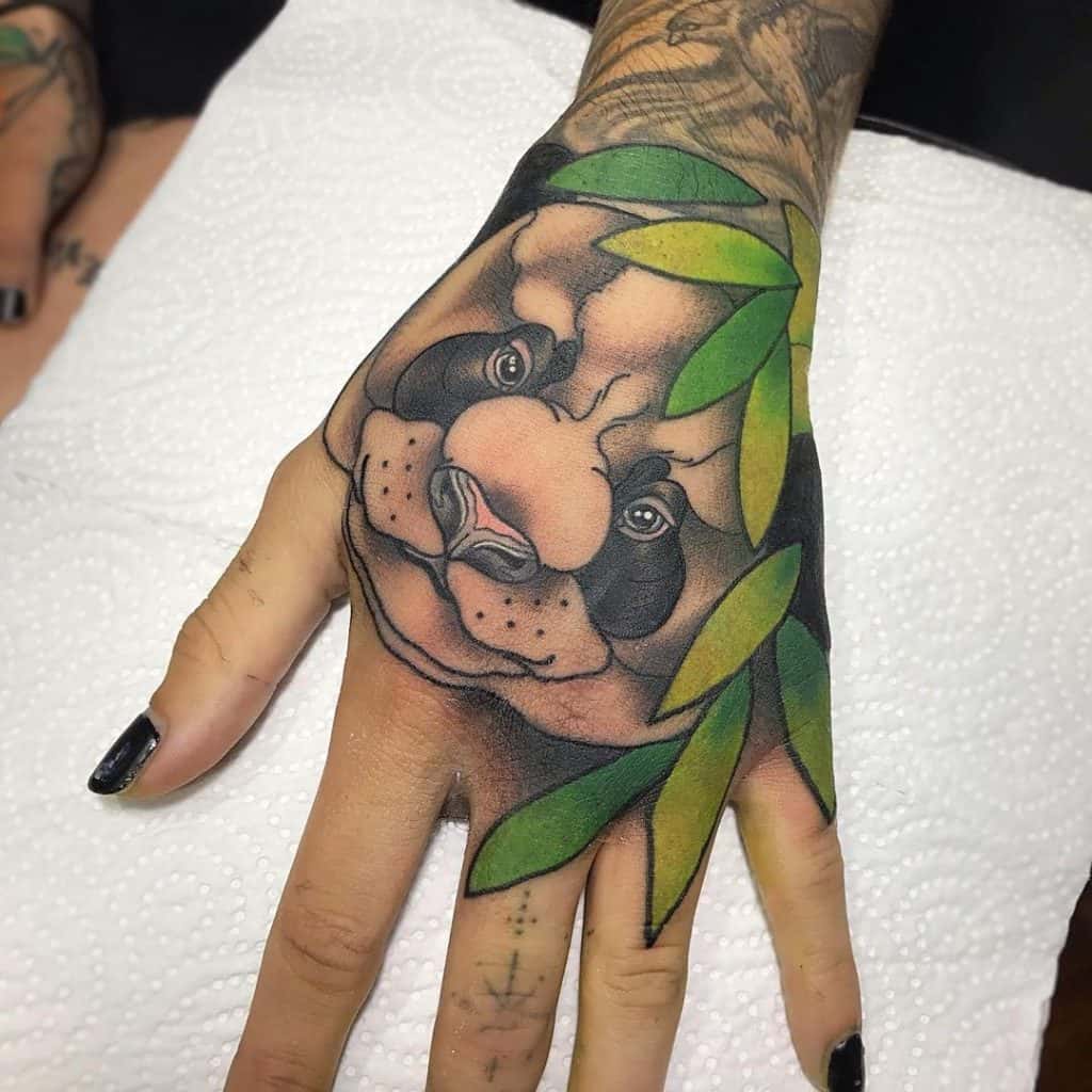 Ideia de tatuagem de mão verde de panda
