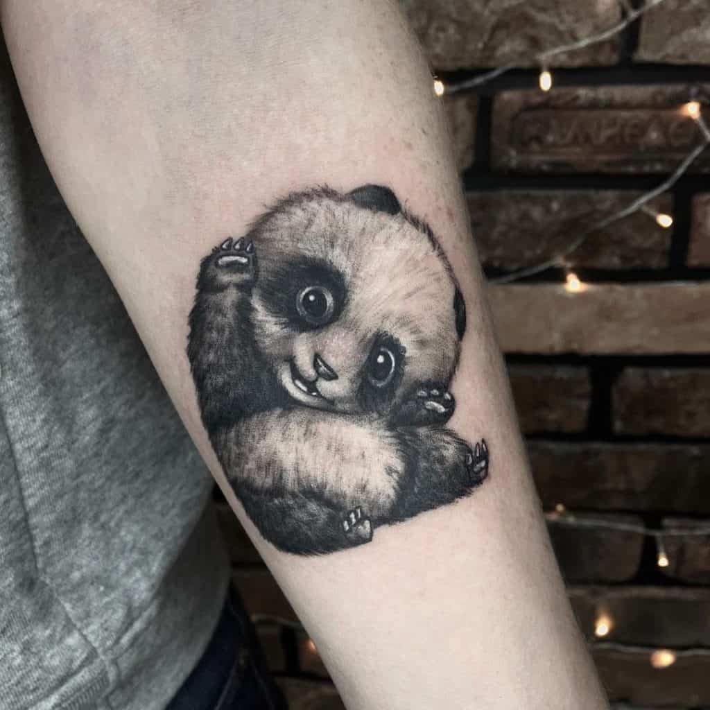 Design de antebraço de mão de tatuagem de panda
