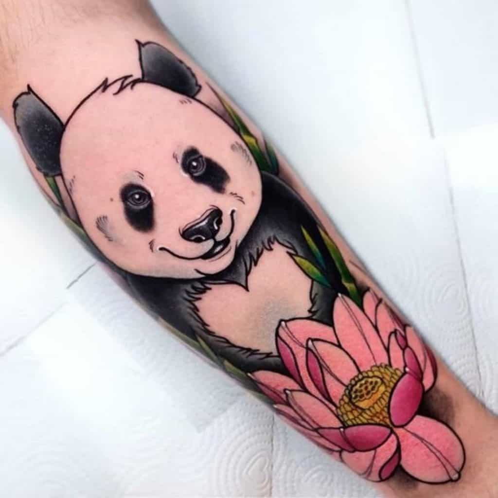 Design de tatuagem de panda com flor