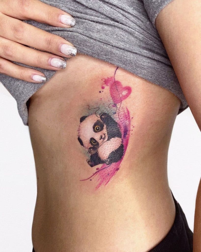 Tatuagens de panda para mulheres sobre o estômago
