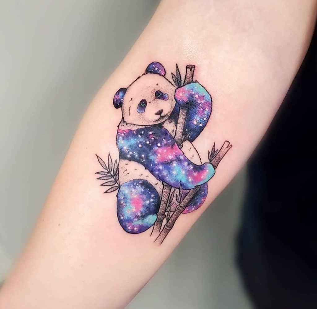 Ideia de tatuagem de panda inspirada na galáxia