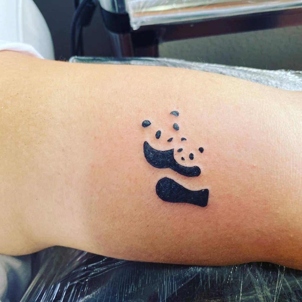 Design pequeno de tatuagem de casal panda