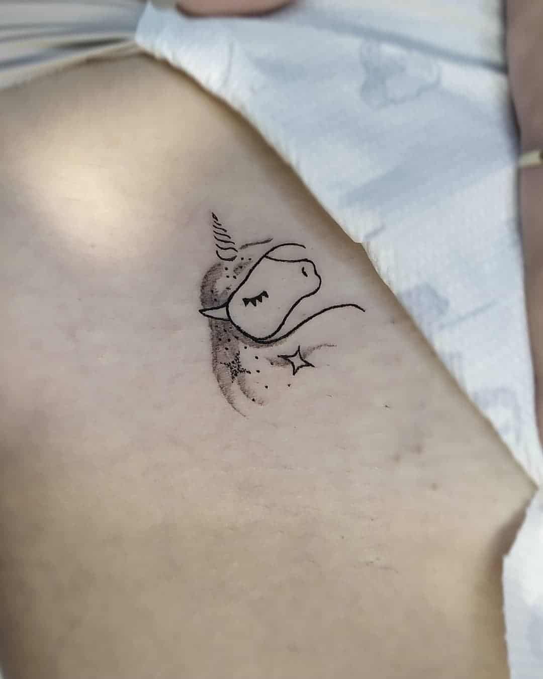 Petit tatouage détaillé de licorne