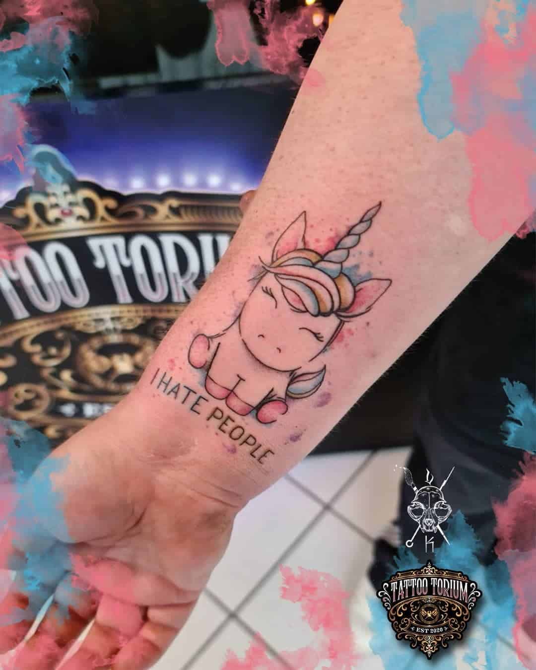 Tatouage de licorne coloré drôle