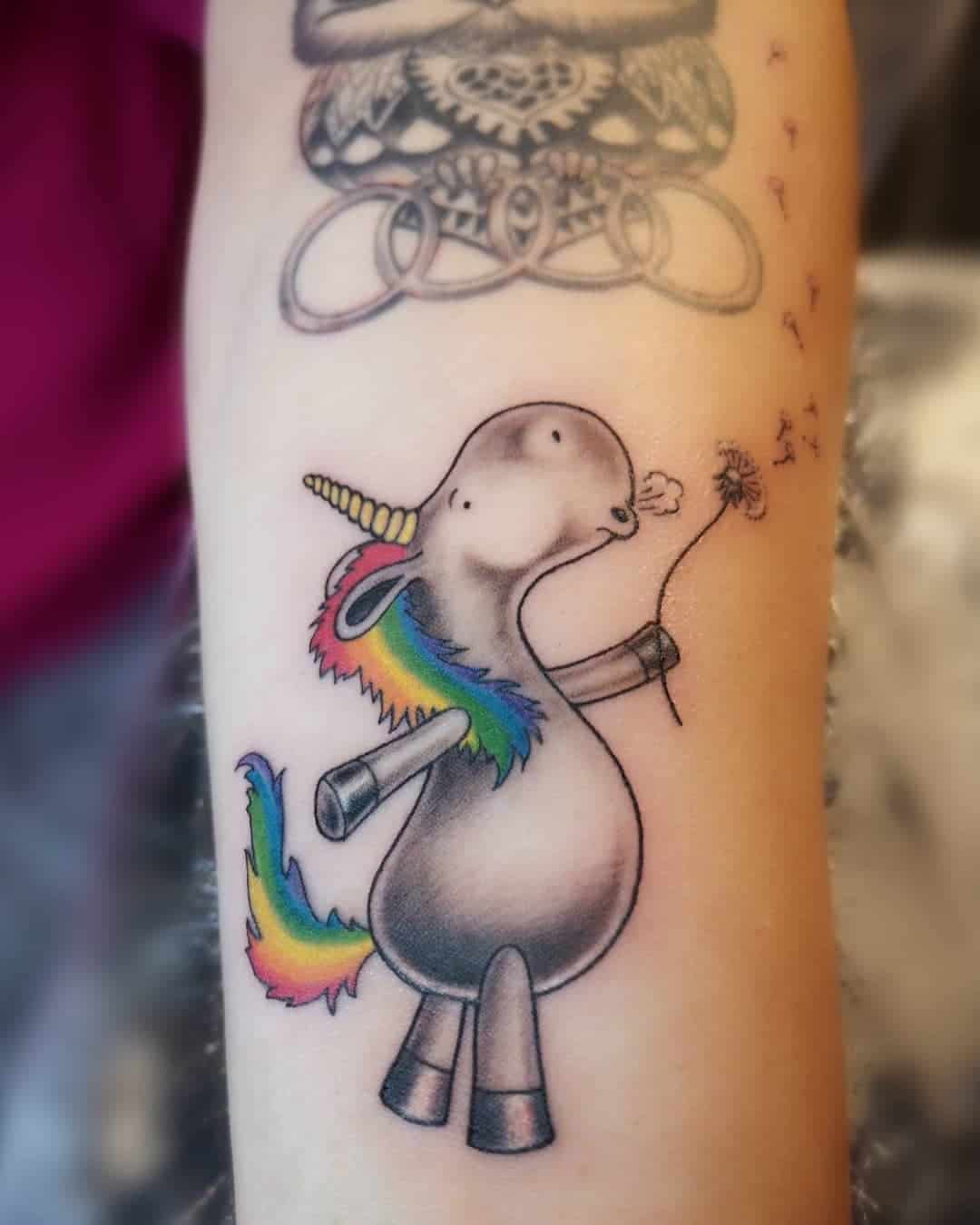 Tatouage de licorne ironique coloré