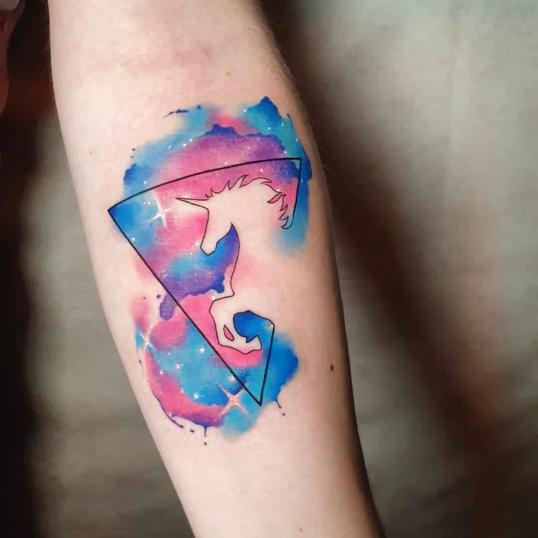Tatouage de licorne de contour d'avant-bras coloré fort