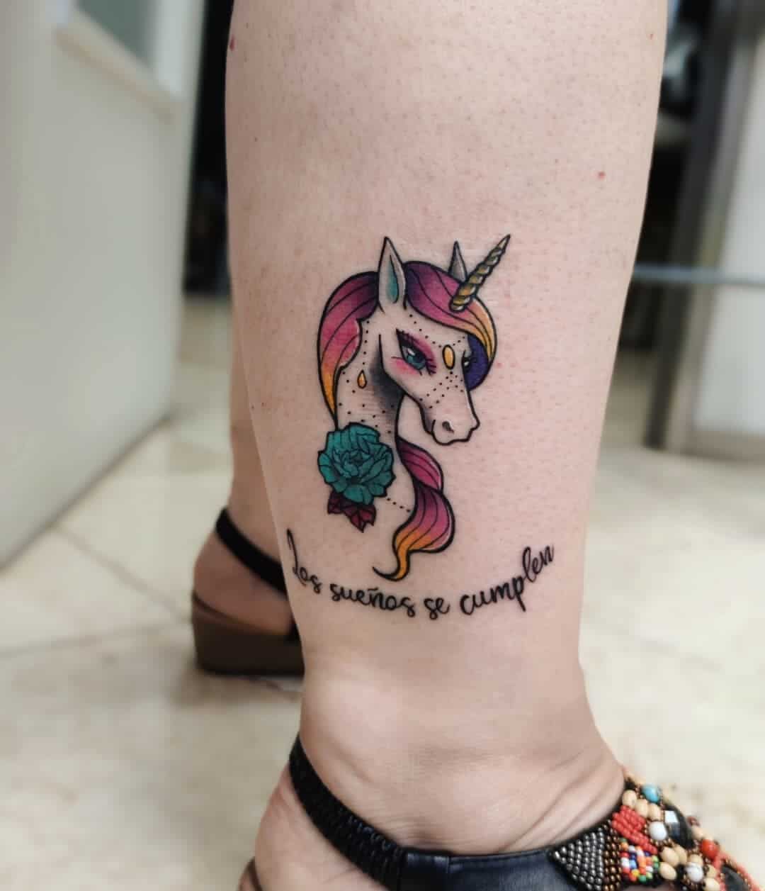 Idée de couleur de tatouage de licorne délicate