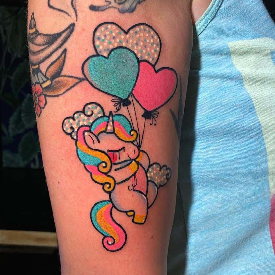 Conception de tatouage de licorne avec des empreintes de coeur