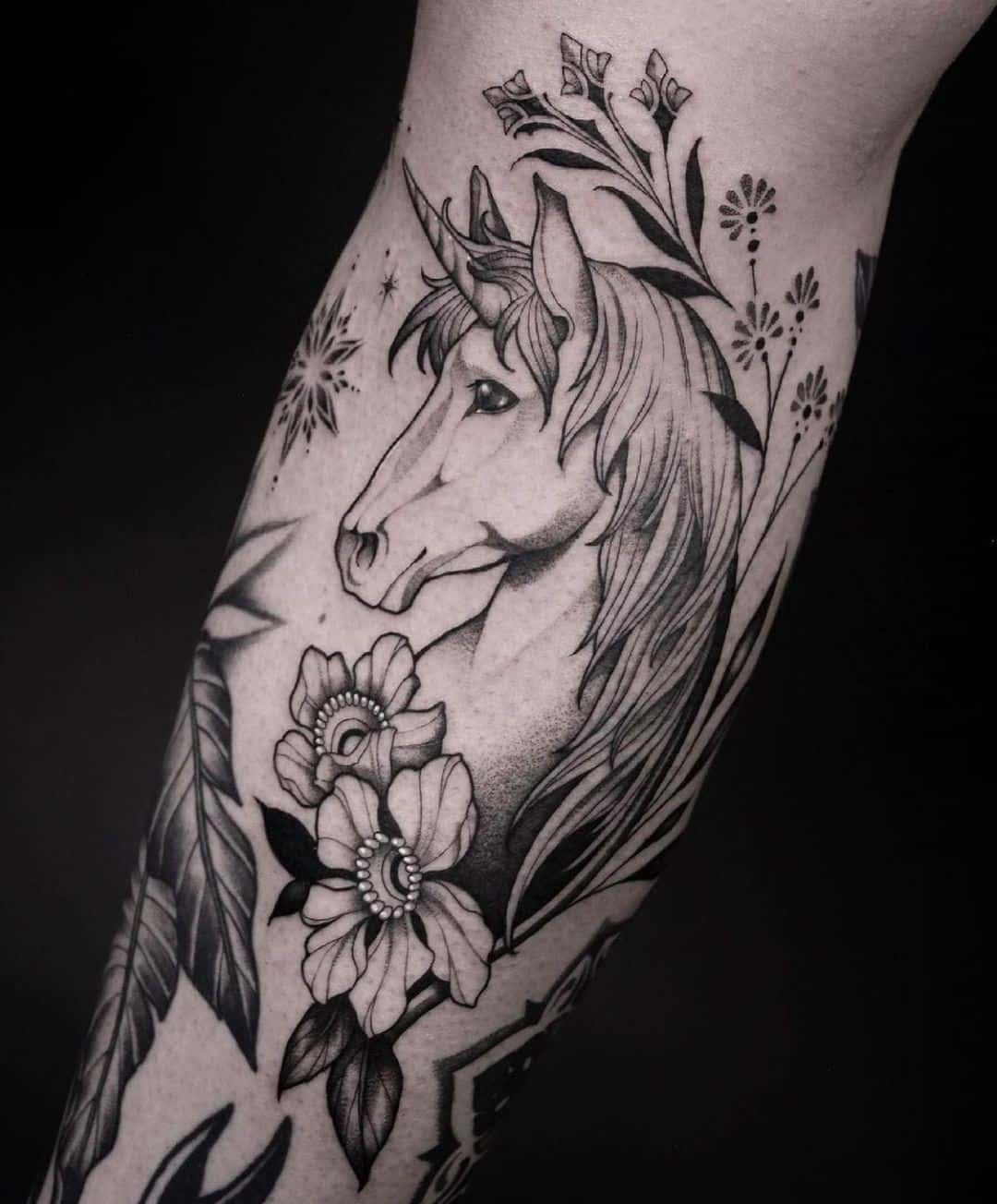 Tatouage de licorne noire