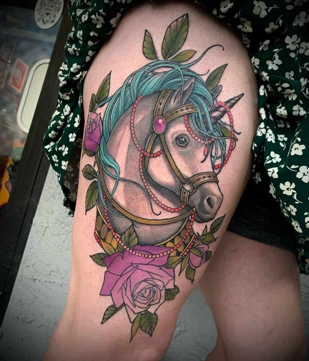 Impression colorée de tatouage de cuisse de licorne