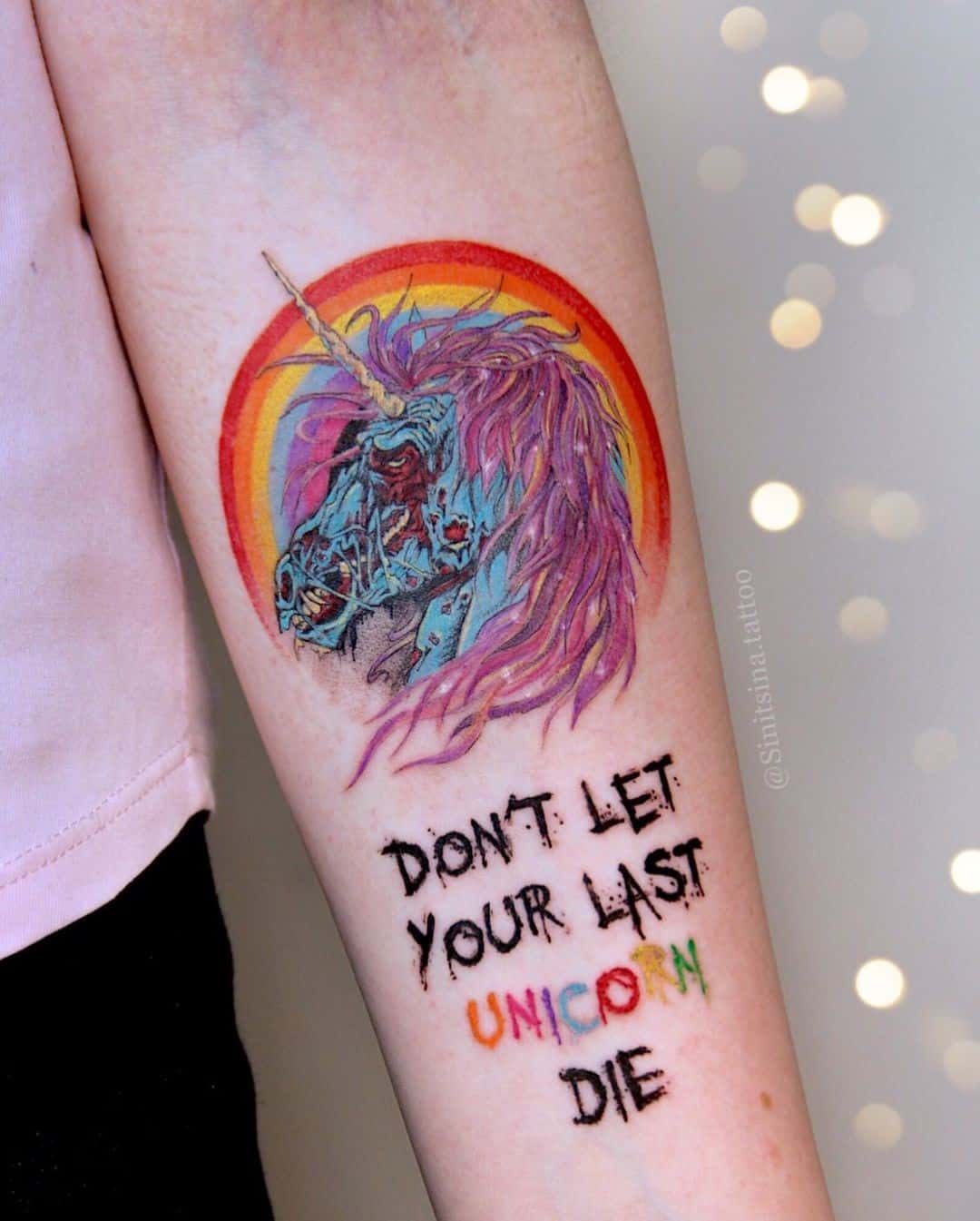 Idée de couleur de tatouage de licorne drôle
