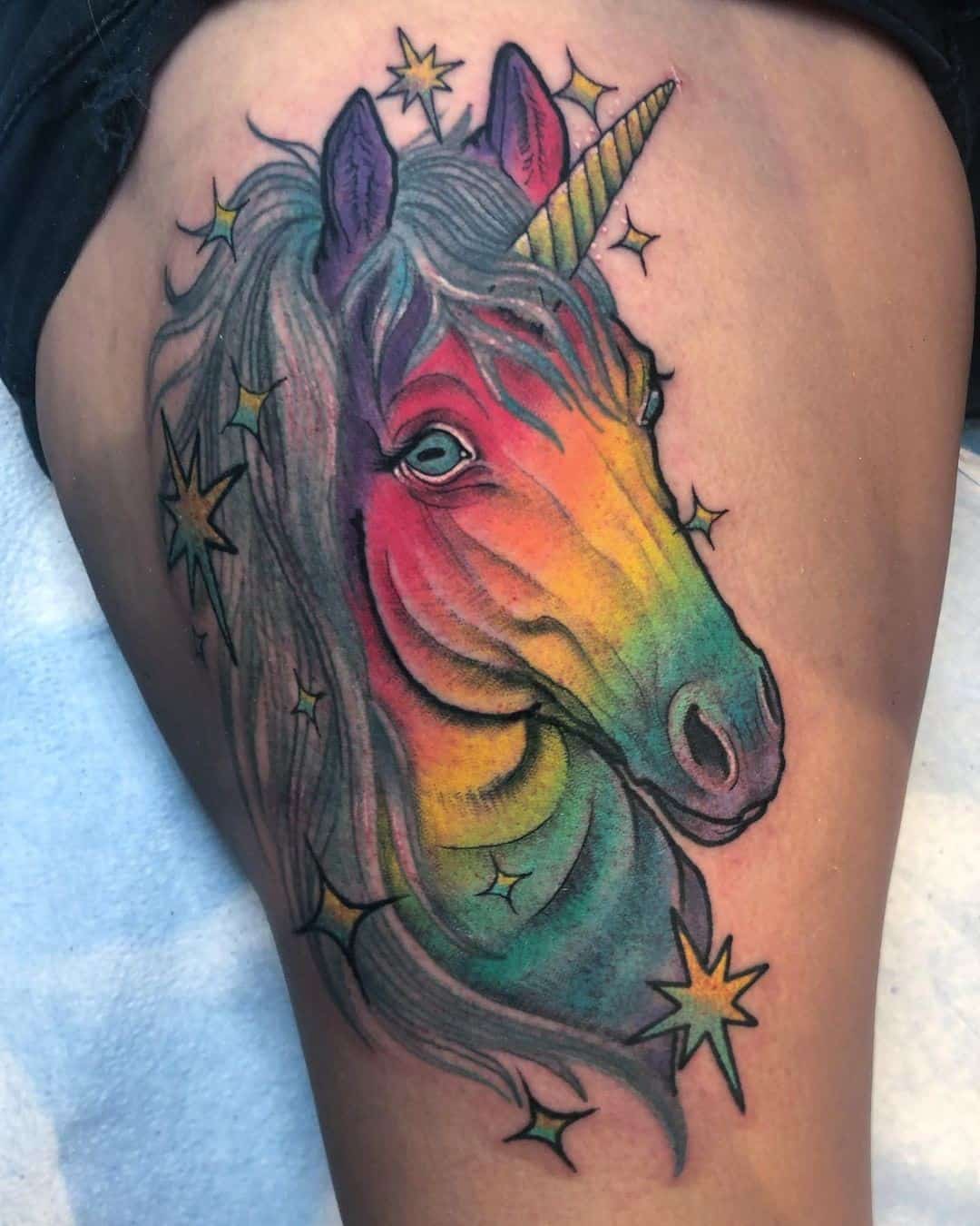 Art géant de tatouage de licorne arc-en-ciel