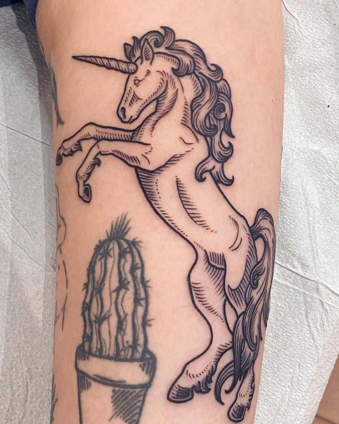 Tatouage de licorne noire pour les dames