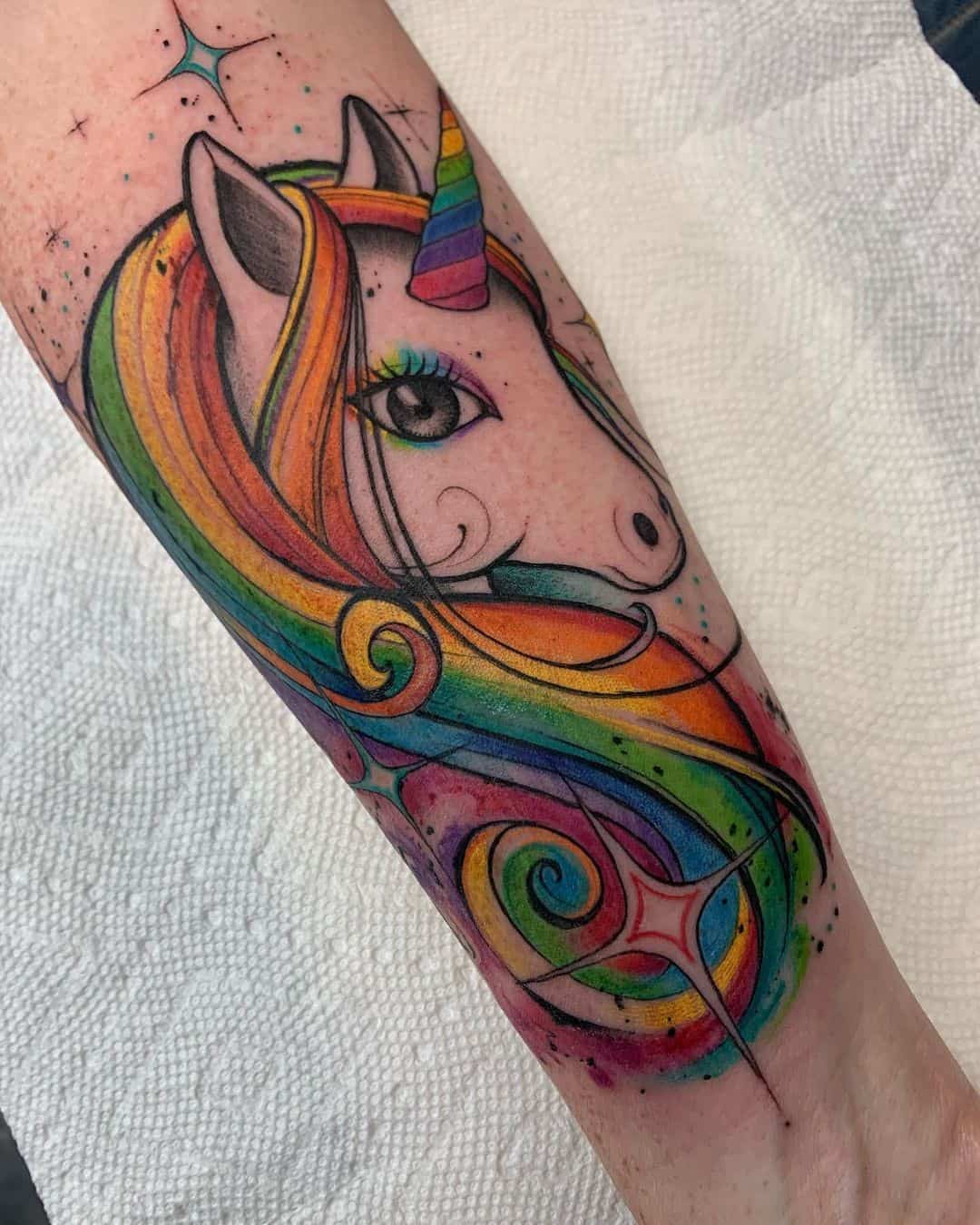 Impression colorée de tatouage de licorne arc-en-ciel