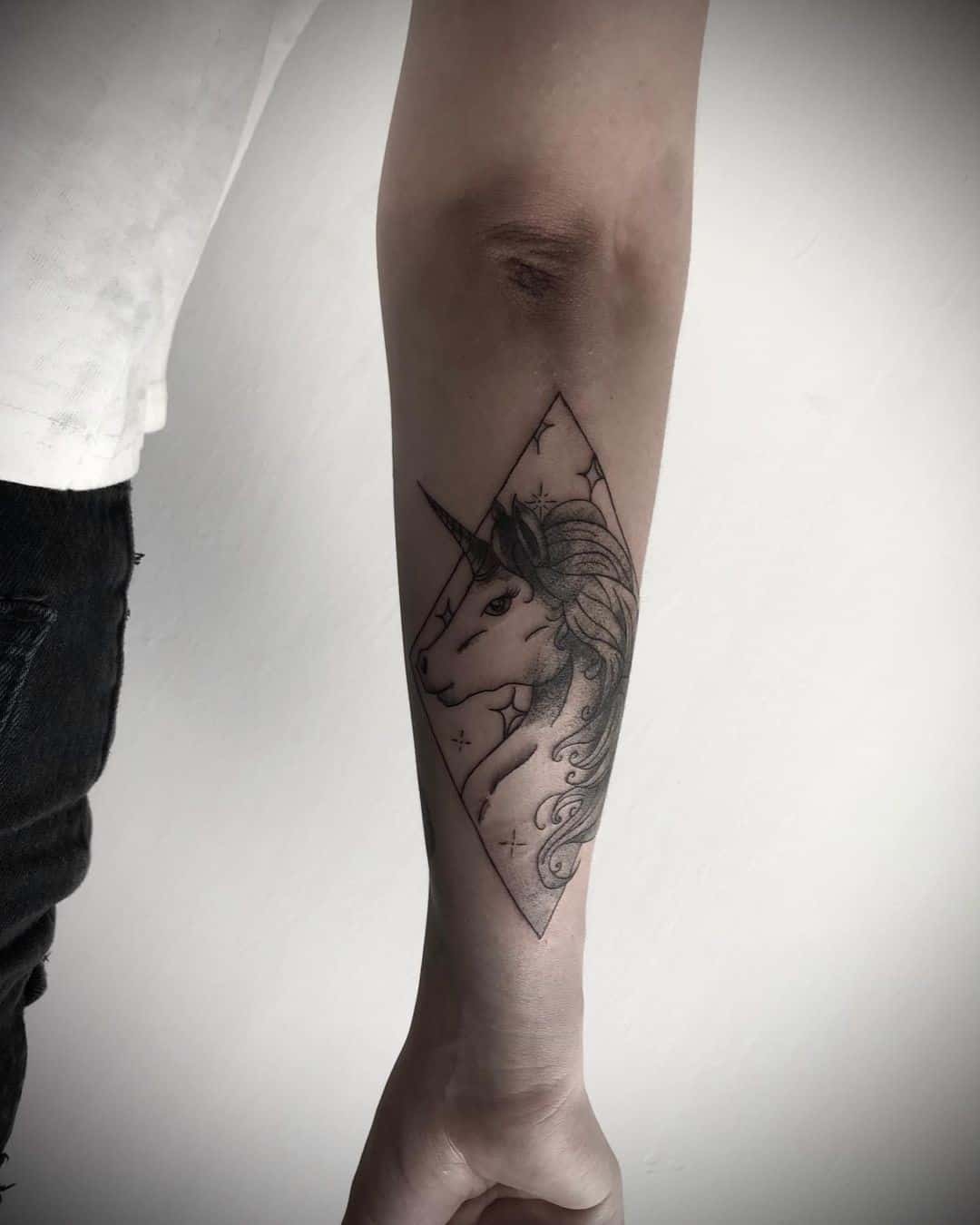 Placement de bras de tatouage de petite licorne