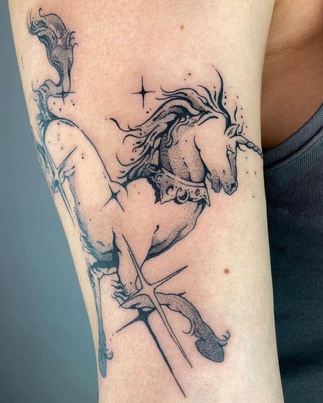 Encre noire de contour de tatouage de licorne